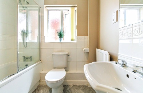 Bletchley House | Spacious 4 bed home - Milton Keynes | Free parking