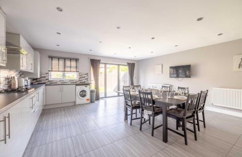 Langley Marish House | Spacious 4 Bed - Near Uxbridge/Heathrow & PARKING