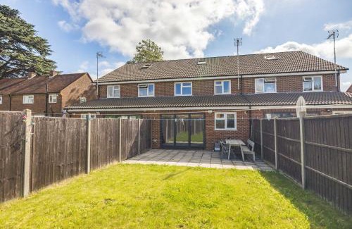 Langley Marish House | Spacious 4 Bed - Near Uxbridge/Heathrow & PARKING