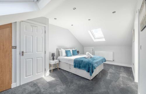 Langley Marish House | Spacious 4 Bed - Near Uxbridge/Heathrow & PARKING