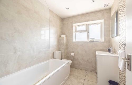 Langley Marish House | Spacious 4 Bed - Near Uxbridge/Heathrow & PARKING