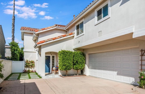 North Redondo House | Spacious 4-bedroom townhome with AC, WiFi in serene Redondo Beach