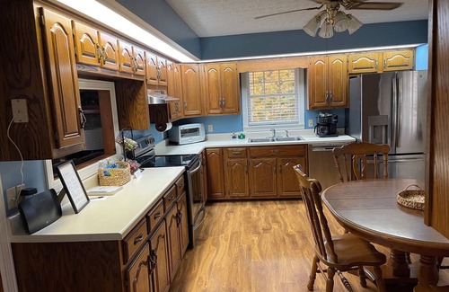Hestand House | Spacious 4-bedroom and 2-bath house with HVAC and Wi-Fi in Tompkinsville, KY.
