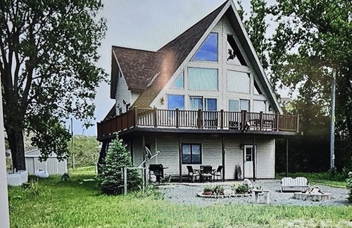 Mears House | Spacious 4-bedroom, 3 bathroom pet-friendly house with wifi & a/c on Lake MI.