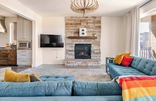 Southern Crossing House | Spacious 4-bedroom Bend house with AC on Canal close to Old Mill & Downtown