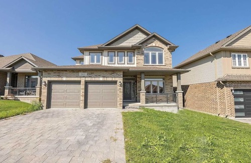 London House | Spacious 4 Bedroom Cozy Home with a Indoor Fireplace