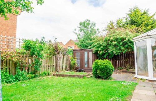 Milton Keynes House | Spacious 4 Bedroom Home in Central Milton Keynes