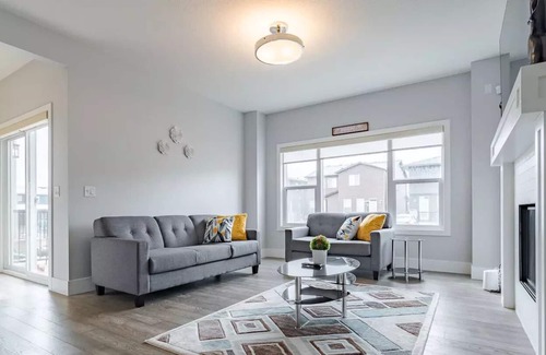 Calgary House | Spacious 4 bedroom home with AC/BBQ & close to YYC