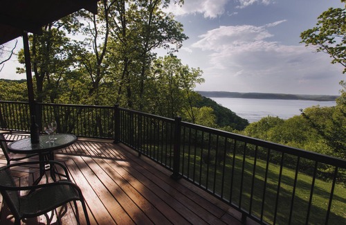 Eastman House | Spacious 4-bedroom home overlooking Mississippi River, hot tub, fireplace, WiFi