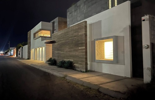 Delicias House | Spacious 4-bedroom house with WiFi, Pool, fitness room in welcoming Delicias