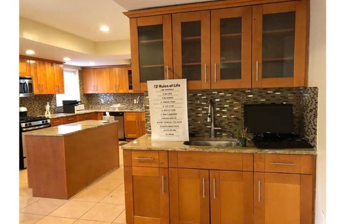Forest Hills Gardens House | Spacious 4 Bedroom House with Parking, near local hospitals and stadiums