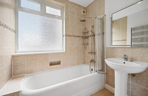 Brondesbury Park House | Spacious 4-Bedroom Luxury Retreat in Willesden