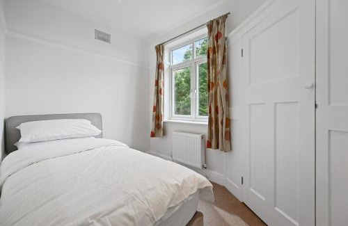 Brondesbury Park House | Spacious 4-Bedroom Luxury Retreat in Willesden