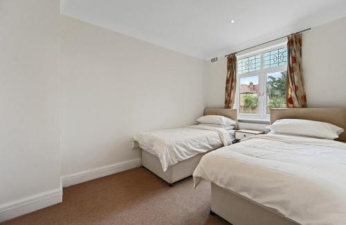 Brondesbury Park House | Spacious 4-Bedroom Luxury Retreat in Willesden