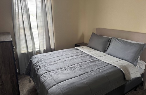 Warrensburg Apartment | Spacious 4-bedroom apartment with WiFi, fitness room in charming Warrensburg
