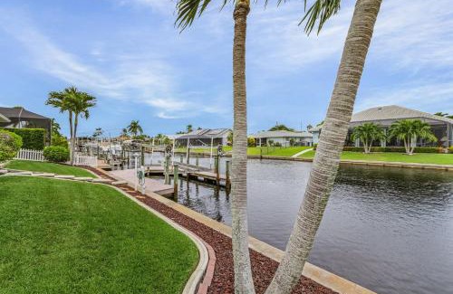 Pelican House | Spacious 4-Bedroom Villa with Private Pool and Canal View- Villa Red Coral - Roelens