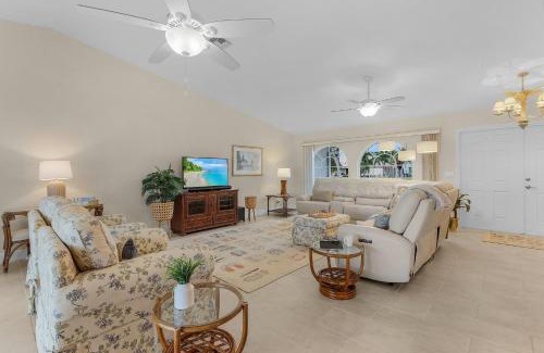 Pelican House | Spacious 4-Bedroom Villa with Private Pool and Canal View- Villa Red Coral - Roelens