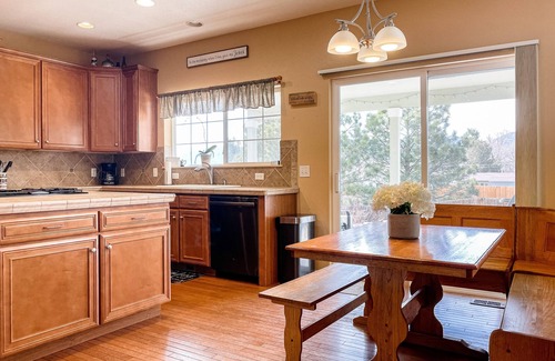 Monument House | Spacious - 4200 sq ft Family Friendly Home near Hearth House