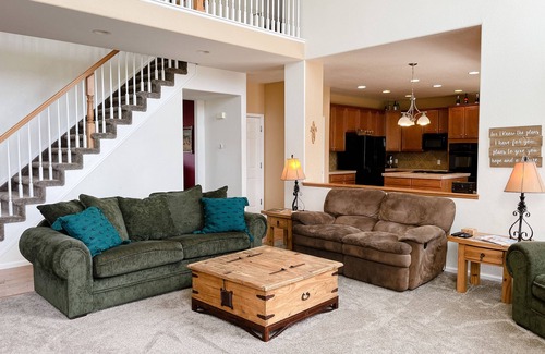 Monument House | Spacious - 4200 sq ft Family Friendly Home near Hearth House