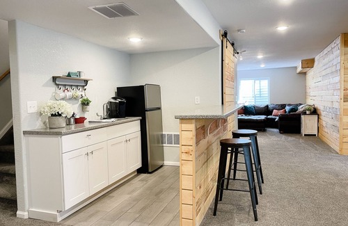 Monument House | Spacious - 4200 sq ft Family Friendly Home near Hearth House