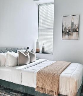 Downtown Apartment | Spacious 4BR Apt, Sleeps 8, Downtown by Theaters