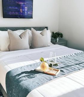 Downtown Apartment | Spacious 4BR Apt, Sleeps 8, Downtown by Theaters