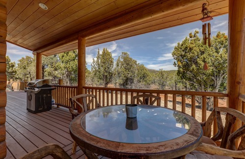 Zion National Park East Entrance House | Spacious 4BR Cabin near Zion · Stargazing Deck, Trails, Pool Table & Family Fun