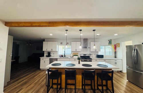 Alhambra House | Spacious 4BR Home w/Pool, BBQ & Putting Green – Near I-17