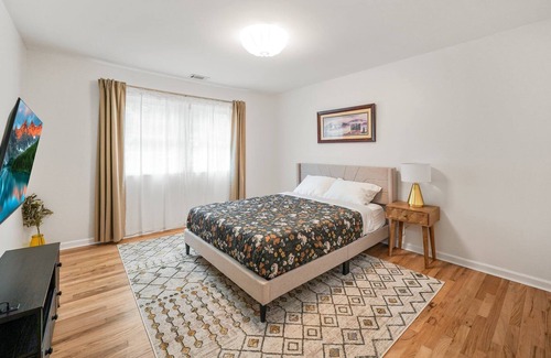 Yorkshire House | Spacious 4BR House- EV Charger- Close to UD