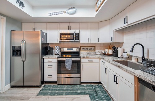 Glendale House | Spacious 4BR house with Pool Table, Games, AC, Fast WiFi, Workspace, in Glendale