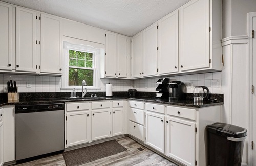 Clarkdale House | Spacious 4BR in Marietta with Modern Amenities