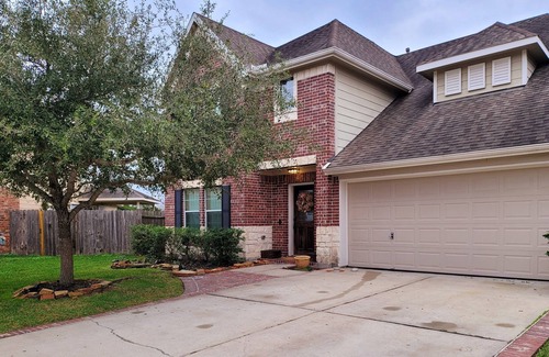 Alvin House | Spacious 5/3 home in quiet neighborhood