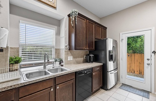 Dallas House | Spacious 5-BD/3-BA Forest View Getaway (Sleeps 13)