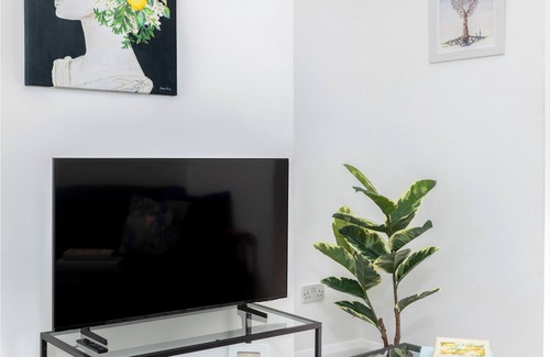 Camden Town with Primrose Hill Apartment | Spacious 5-Bed Apartment in Camden Town