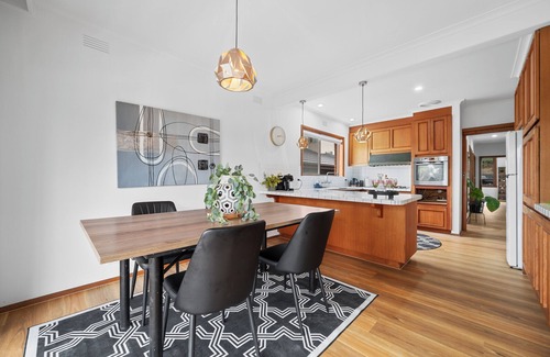 Endeavour Hills House | Spacious 5-Bedroom Home & Pool