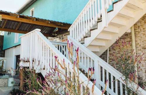 Dixon Cove House | Spacious 5-bedroom beachfront home with AC centrally located in Roatan.