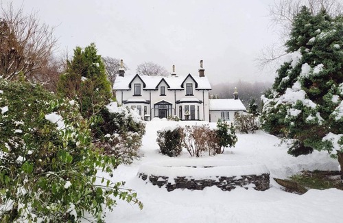 Arrochar House | Spacious 5-bedroom country house in beautiful Loch Lomond Natl Park with WiFi