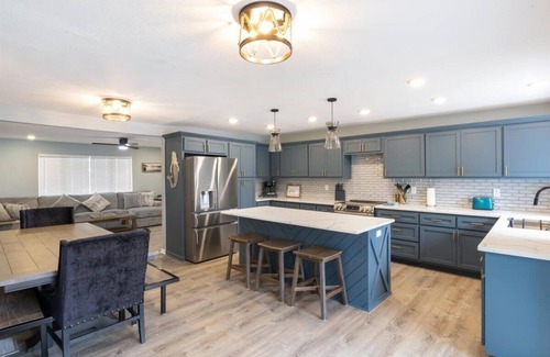 Lake of the Ozarks House | Spacious 5-bedroom house in fabulous Lake Ozark with dock just doors from H-toad