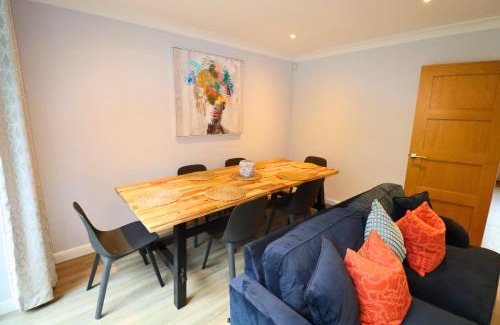 Runnymede House | Spacious 5-Bedroom Home with Large Garden in Egham