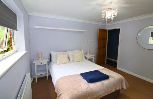 Runnymede House | Spacious 5-Bedroom Home with Large Garden in Egham