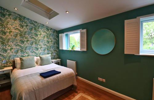 Runnymede House | Spacious 5-Bedroom Home with Large Garden in Egham