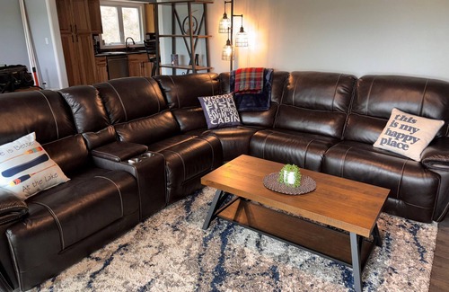Mears House | Spacious 5-bedroom house with AC & WiFi overlooking peaceful Morris Lake