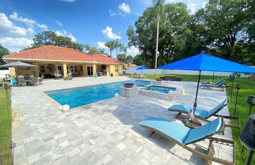 Egypt Lake-Leto House | Spacious 5-bedroom house with WiFi, AC, Heated Pool and Jacuzzi in Central Tampa