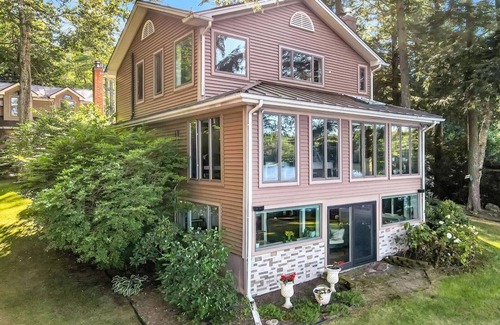 Winthrop House | Spacious 5-bedroom lakefront home on pristine Lower Narrows Pond in Winthrop