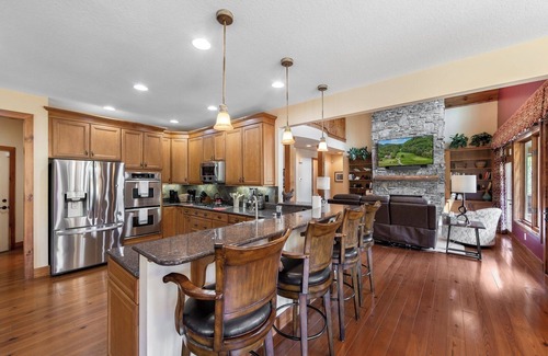 Whittier House | Spacious 5-bedroom Mountain House with Movie Room & Pool Table