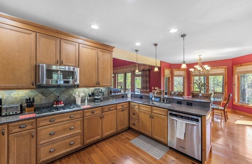 Whittier House | Spacious 5-bedroom Mountain House with Movie Room & Pool Table