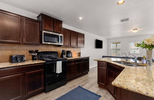 Southside House | Spacious 5 Bedroom-SeaWorld/Lackland Family Retreat