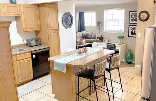 Griffin Heights House | Spacious 5 Bedroom Home, two blocks to FSU. Oversized parking for up to 8 cars