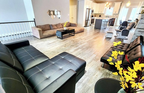 Tay House | Spacious 6-bdrm luxury, modern house with lake view in cottage country, Ontario