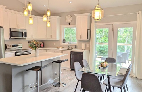 Tay House | Spacious 6-bdrm luxury, modern house with lake view in cottage country, Ontario